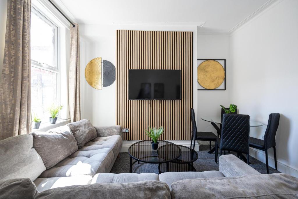 Modern Liverpool Retreat - 4BR Home Near City & Stadiums, Liverpool