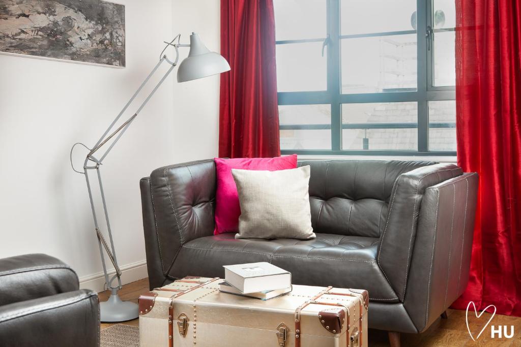 Boutique 1 Bdrm Duplex Suite on Marina 305, Hull