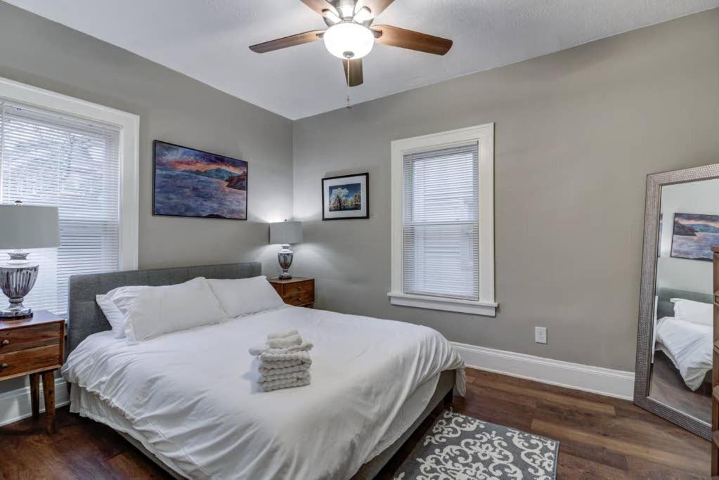 The Gallery House - Art curated by local artist!, Cleveland Heights