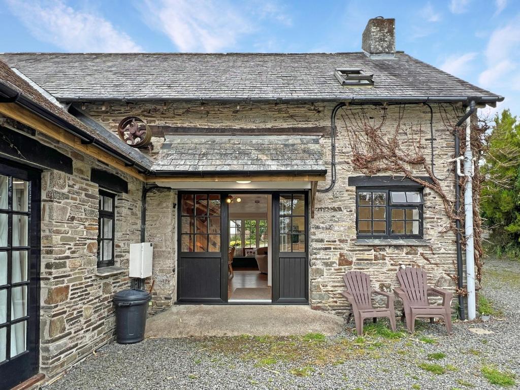 Threshing Barn, Nr Barnstaple with outdoor seasonal pool, free wifi and on-site parking, Barnstaple