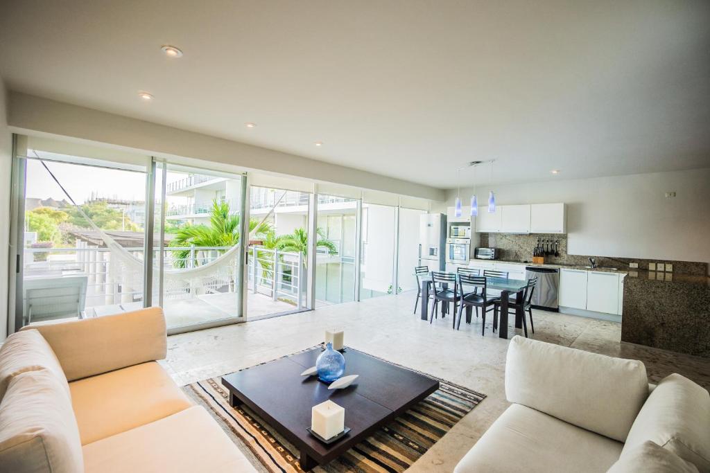 Spacious Magia Condo Steps to the beach & 5th Ave - 5