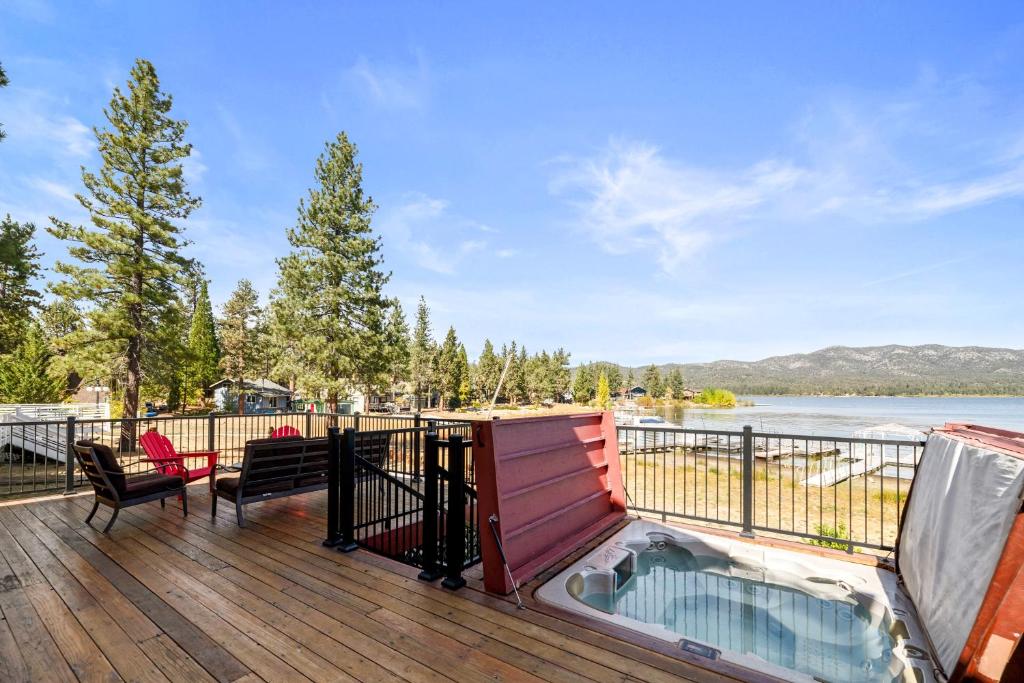 3 Cubs Lakefront - Stunning lakeside home with Hot Tub, Foosball, and Lake View, Big Bear Lake