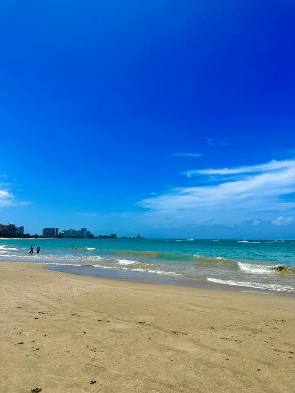 Isla Verde Modern Apartment with Pool, San Juan