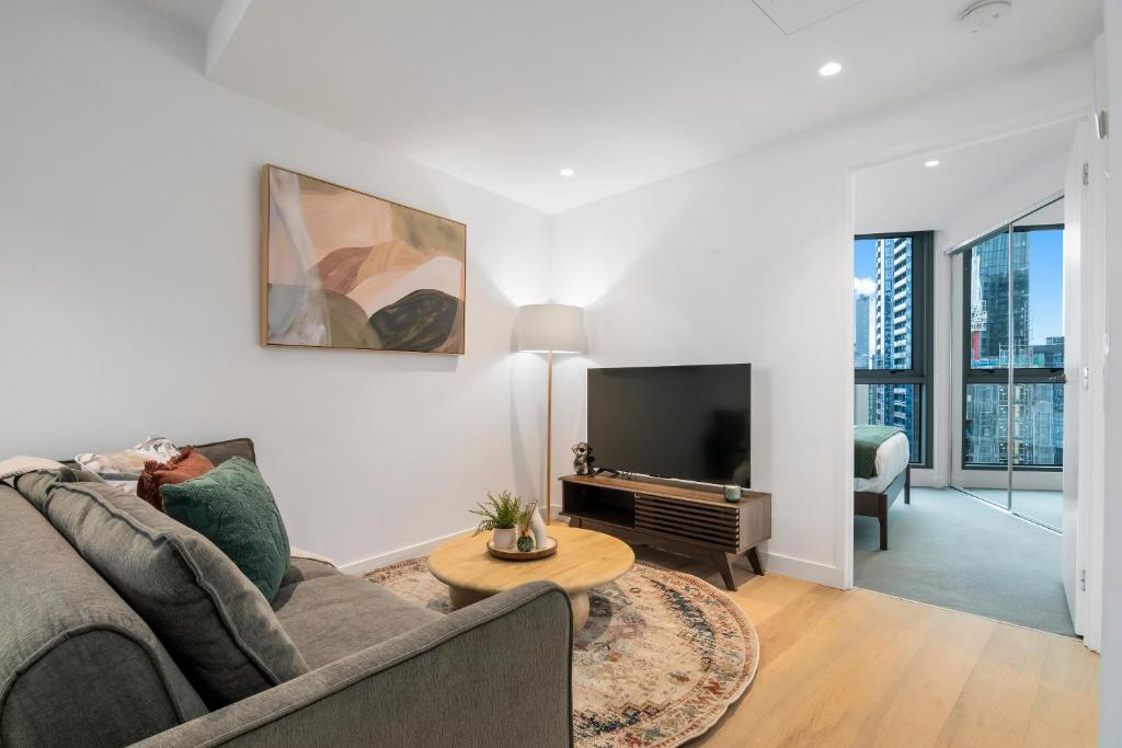 Stunning Lake Views Apt w Balcony and Wi-Fi, Melbourne