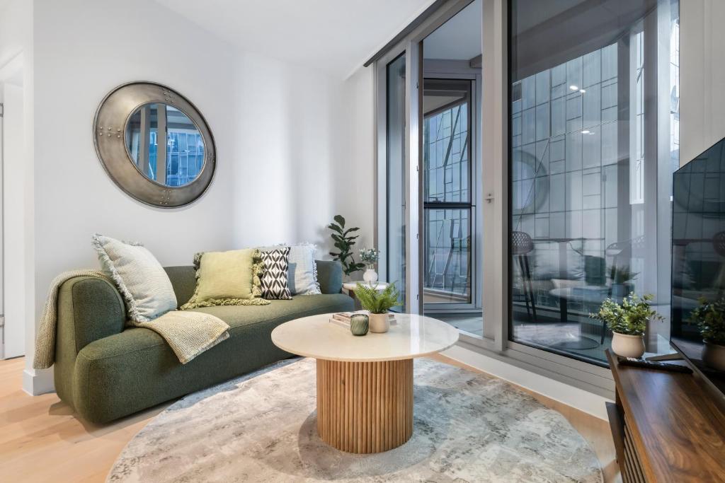 Stylish Apt in West Side Place with Balcony and Pool, Melbourne