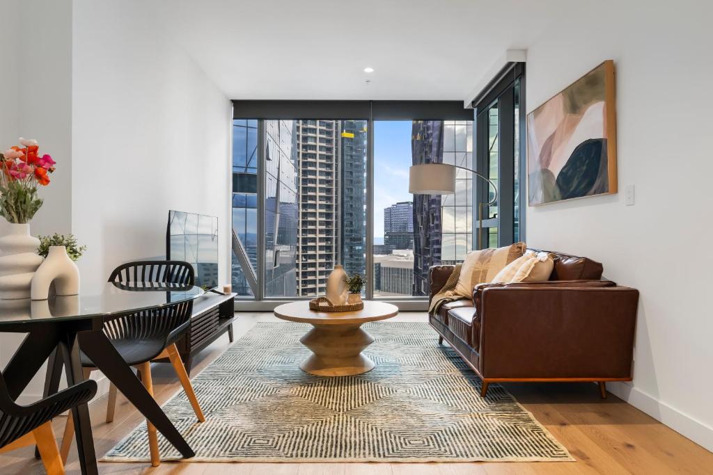 Stunning CBD Apt Best Location with Gym and Pool, Melbourne