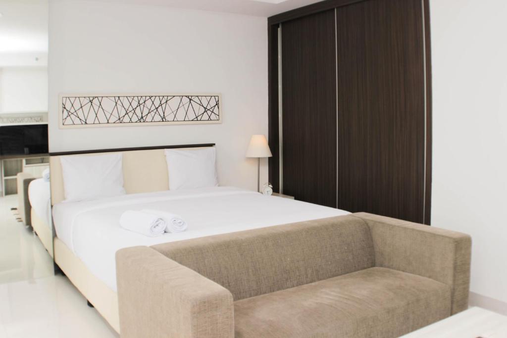 Nice and Comfy Studio Azalea Suites Apartment By Travelio, Cikarang