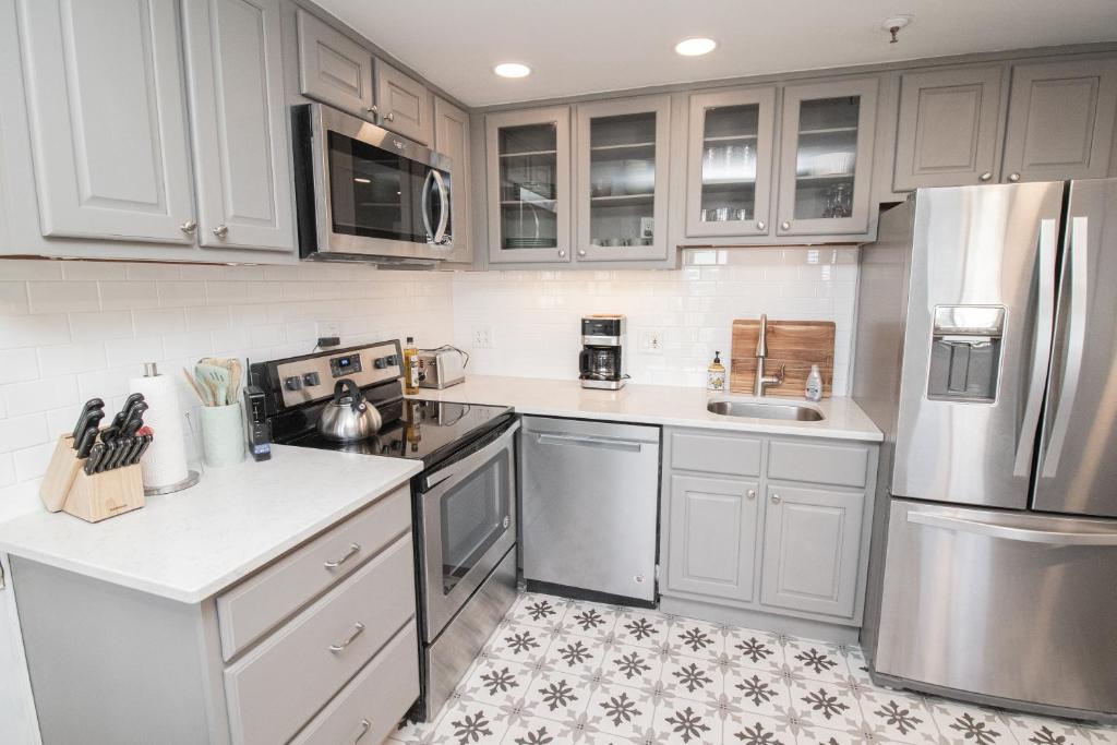 ML316 Stylish Modern Breathtaking Mtn And Trail View EZ Parking, Snowshoe