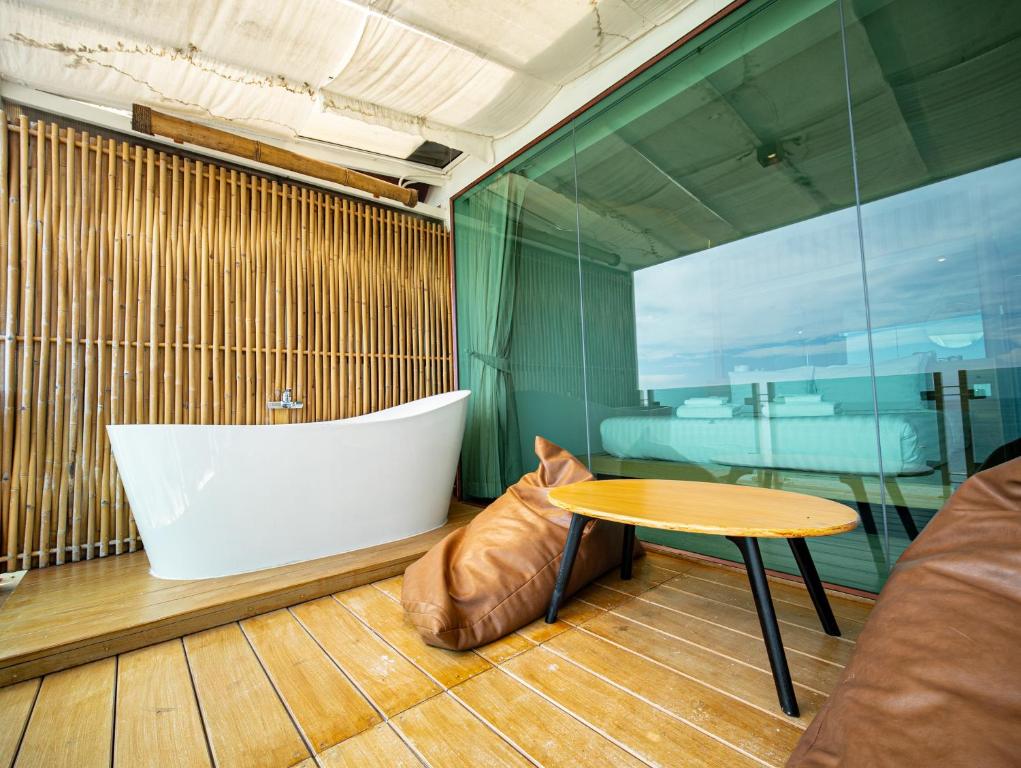 แสงเทียนบีชรีสอร์ต (Sangthian Beach Resort)