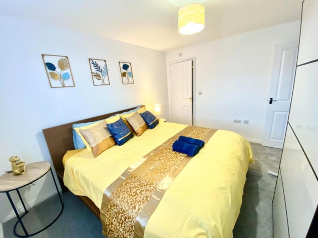 4 Bed House with Driveway Parking for 2 Cars - Rugby - Sleeps 10!, Rugby