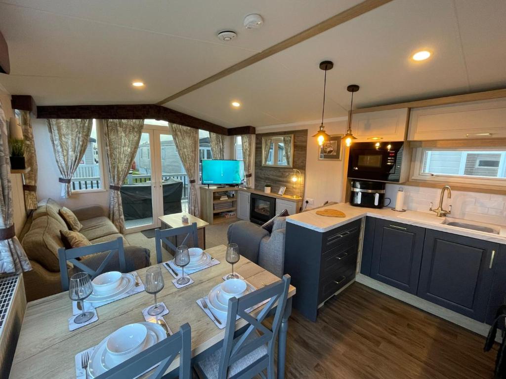 Golden Palm Resort - Bordeaux Deluxe - Coastal Caravan Breaks, Chapel Saint Leonards