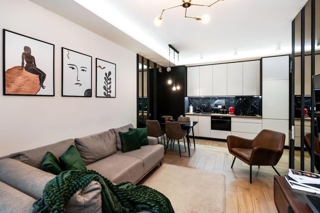 Close-Mennica Residence - Stylish 2-Bedroom Apartment with Private Terrace #144, Varsavia
