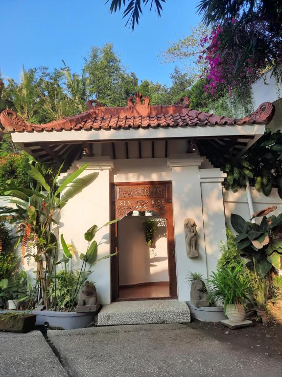 SUNKISS VILLA by Yogya Tropicana