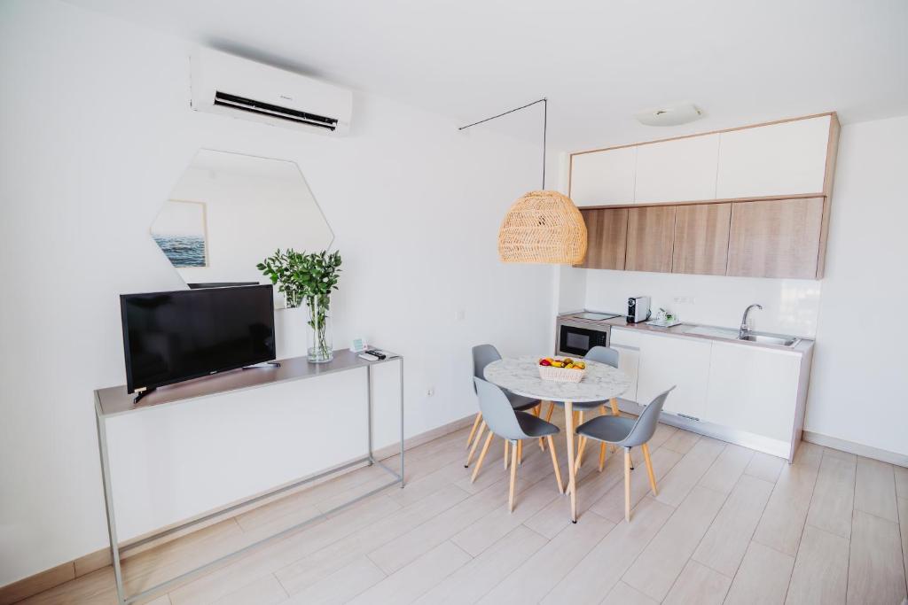 Lagos de Fañabé Beach Resort — Hotel rooms in Costa Adeje, Canary Islands