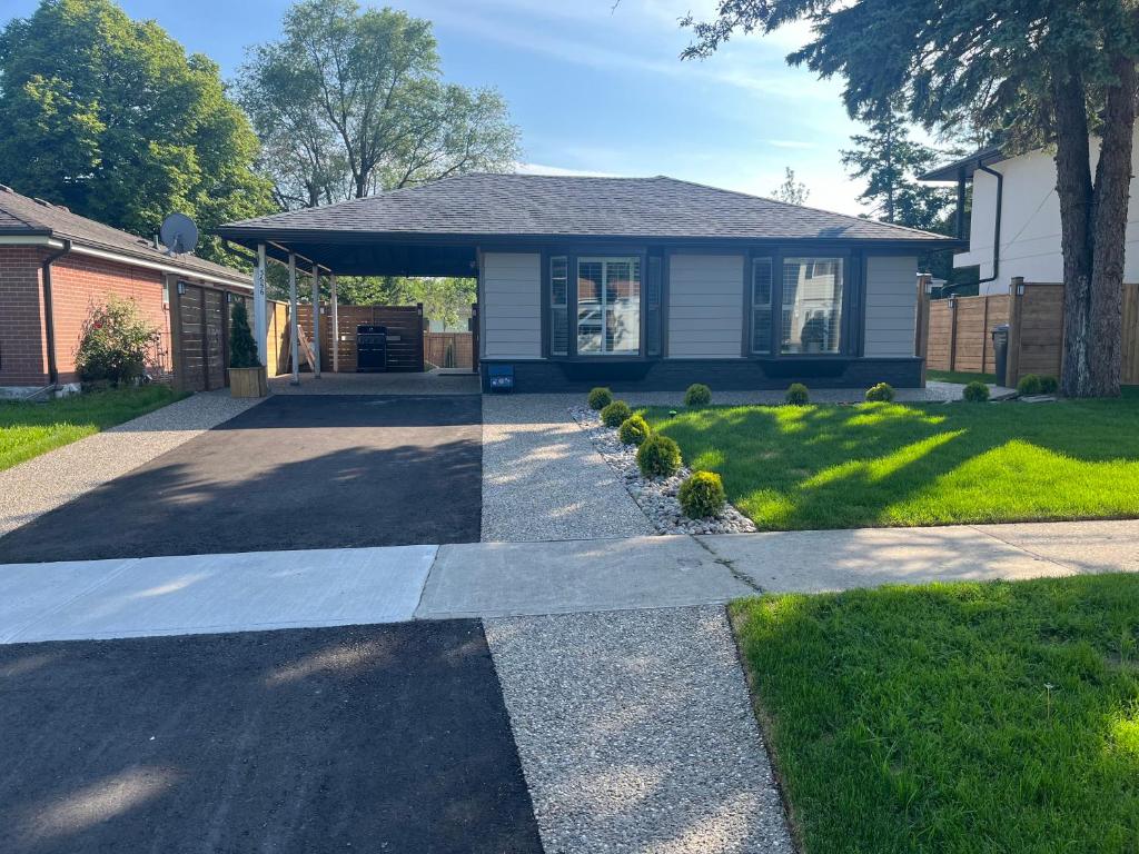 Bright & Cozy 4BR Home for Your Family Stay With Optional Pool Access, Mississauga