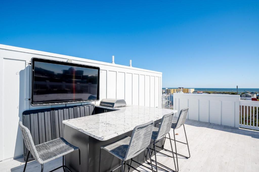 Luxury New Build with Oceanview - Grow With The Flow, Carolina Beach