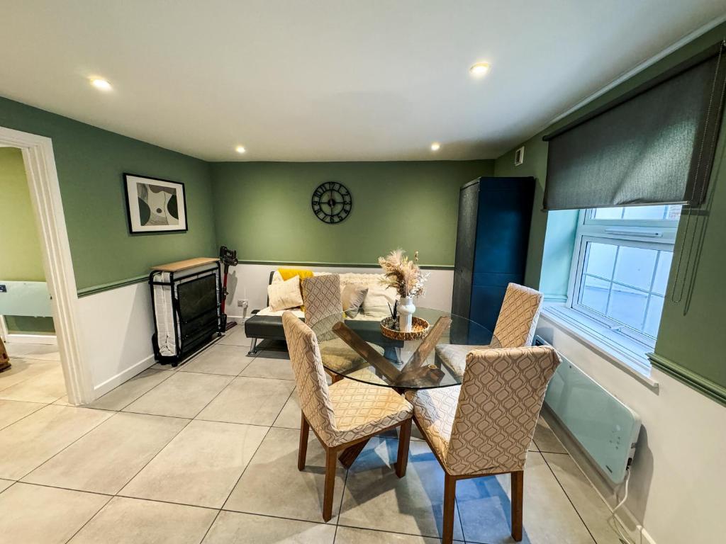 5 Minute Walk To Reading Station, Reading