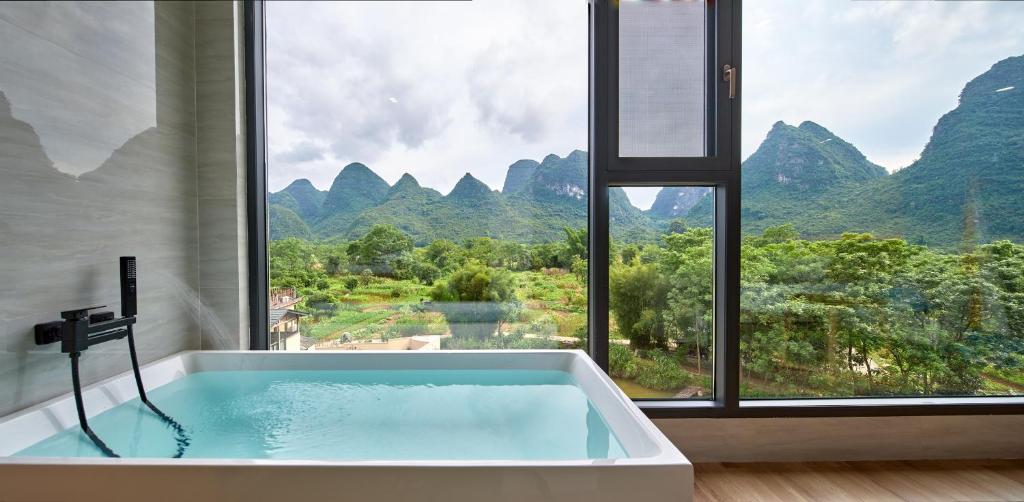 Yangshuo Lakeside Inn