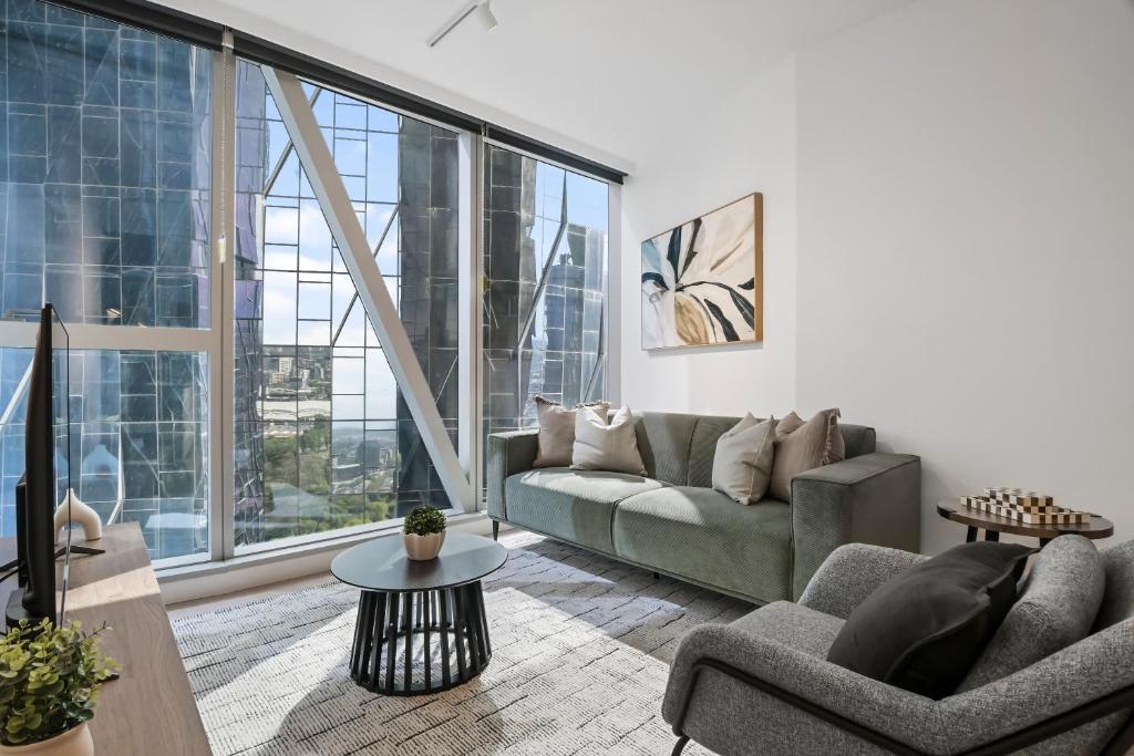 Modern and Stylish Apt In Best Location w Pool and Gym, Melbourne
