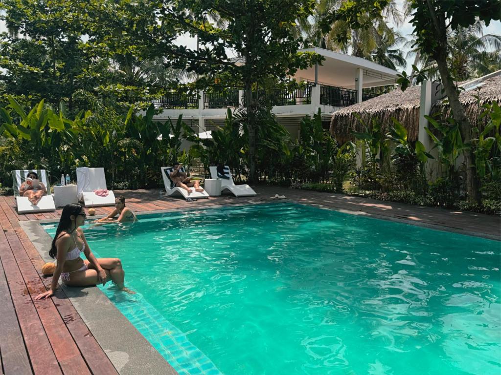 Bahandi Hotel pool area