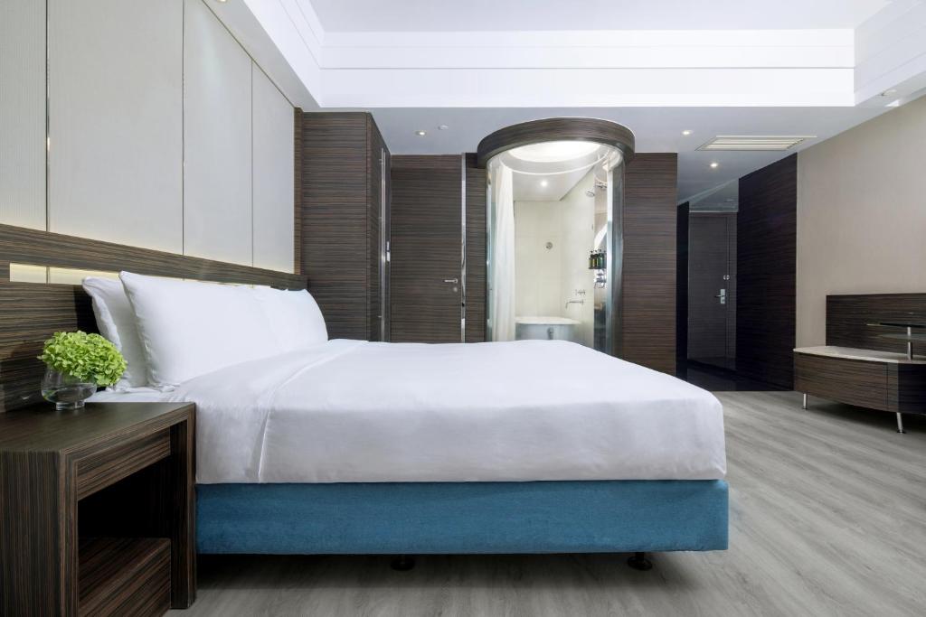 Nina Hotel Tsuen Wan West — Hotel rooms in Tsuen Wan