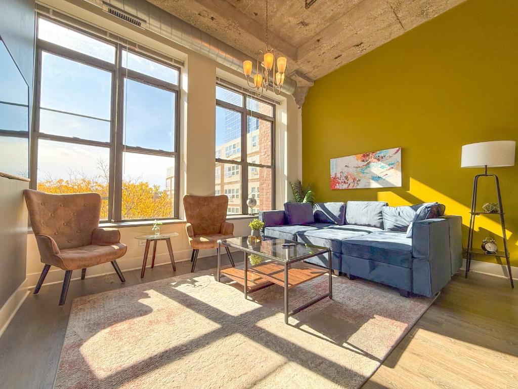 McCormick Place 2BR Stylish Suite with Optional Parking and Gym for up to 8 guests Near Soldier Field and Grant Park, Chicago