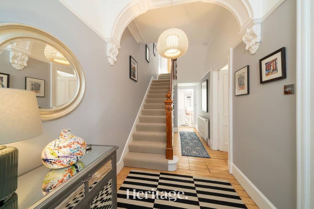 Sunnybrae House, Family Getaway with Hot tub, Stonehaven, Stonehaven