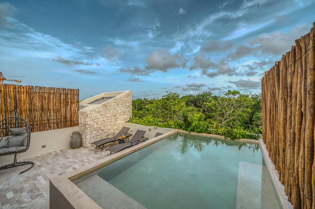 Fast Wi-Fi Deluxe 3BR PH with Private Pool and Rooftop - 2