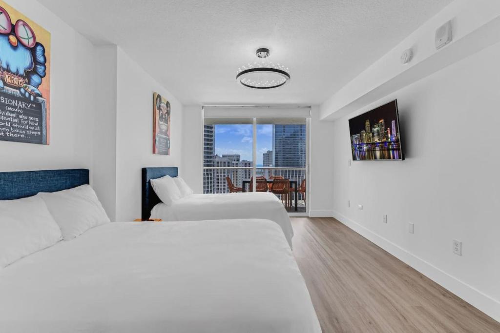 Curated Sky Abode Ocean and City views, Sleeps 6, Miami