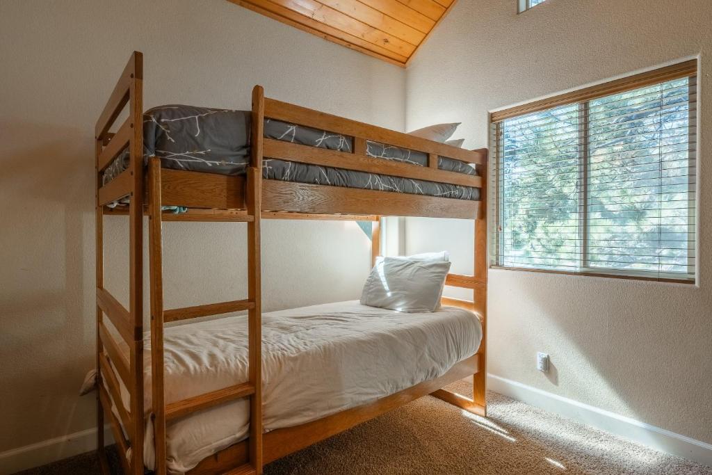 Mammoth Gateway Village #1 - Highly Updated Townhome - Walk To Village 3 Bed+Loft, Sleeps 10, Mammoth Lakes