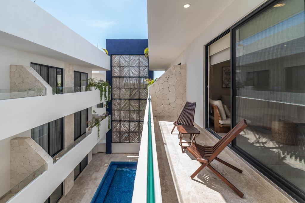 1 BD with Balcony Gym Pool View - 5