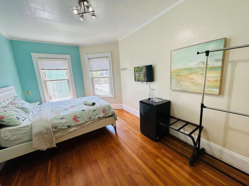 Nice large room in Federal Hill, Downtown with shared bathroom 22, Providence