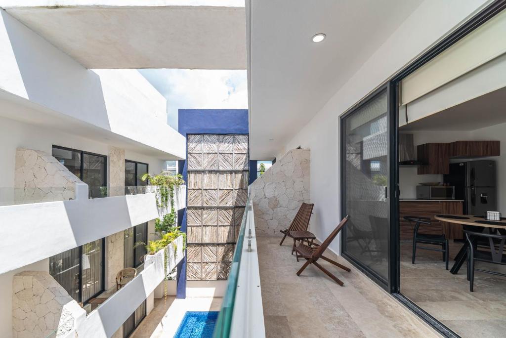 Bright 1 BD Suite with Balcony - 3