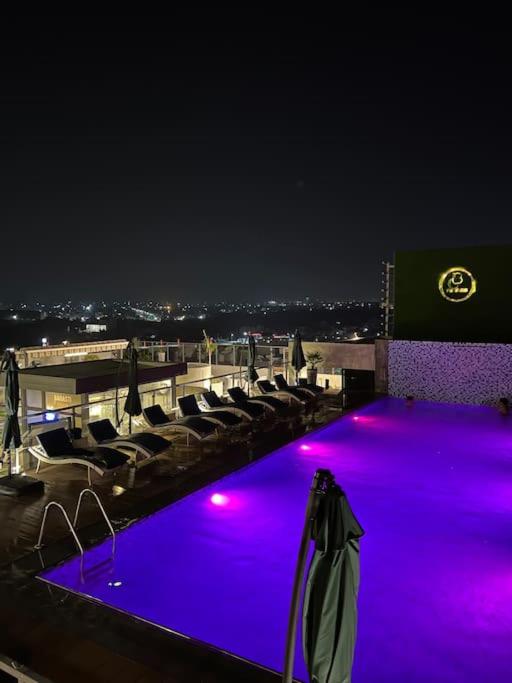 Homies-Mocha 1 BHK Rooftop Pool, Islámábád