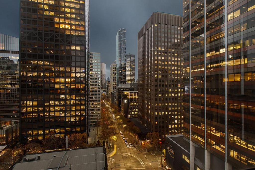 Penthouse on William - 4Br 3Bath - Sleeps 8, Melbourne