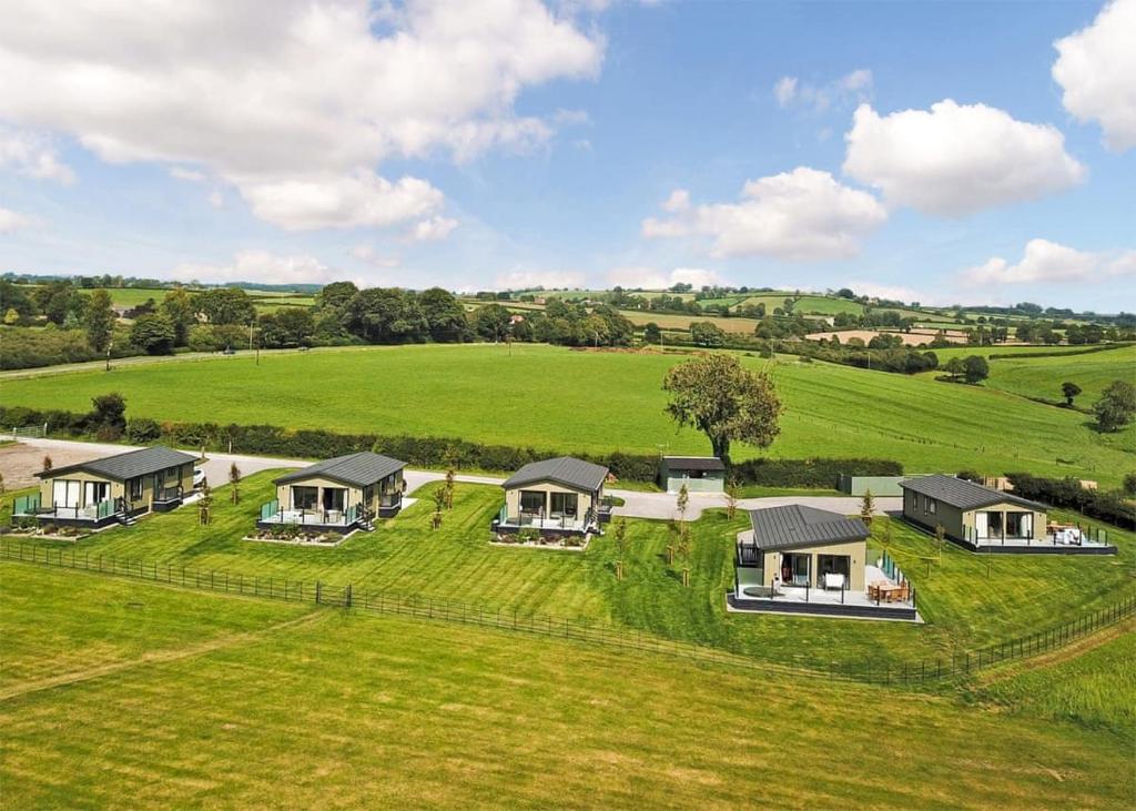 Midsomer Lodges, Pilton