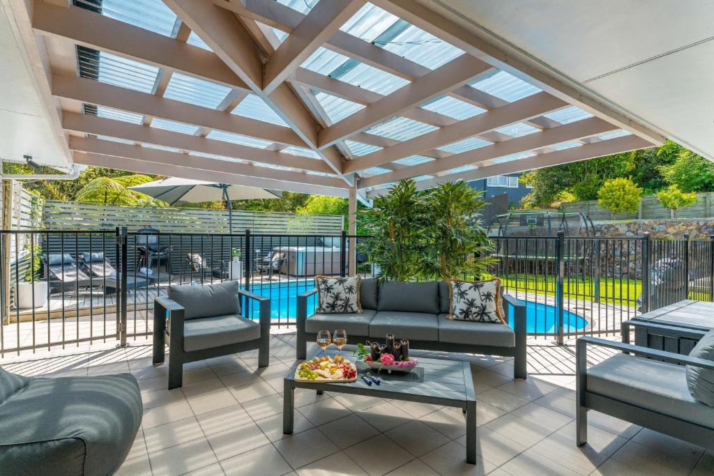 Tuis and Pools - Lake Taupo Holiday Home, Taupo