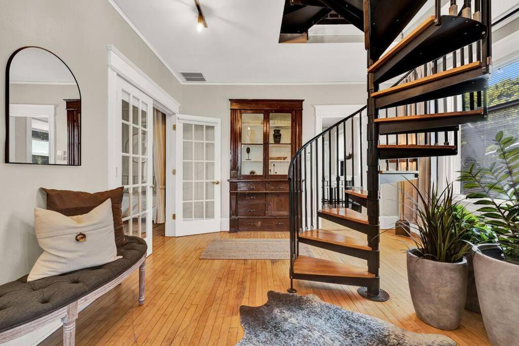 NEW! Fun & style Eastside MKE Best Day Townhouse, Milwaukee