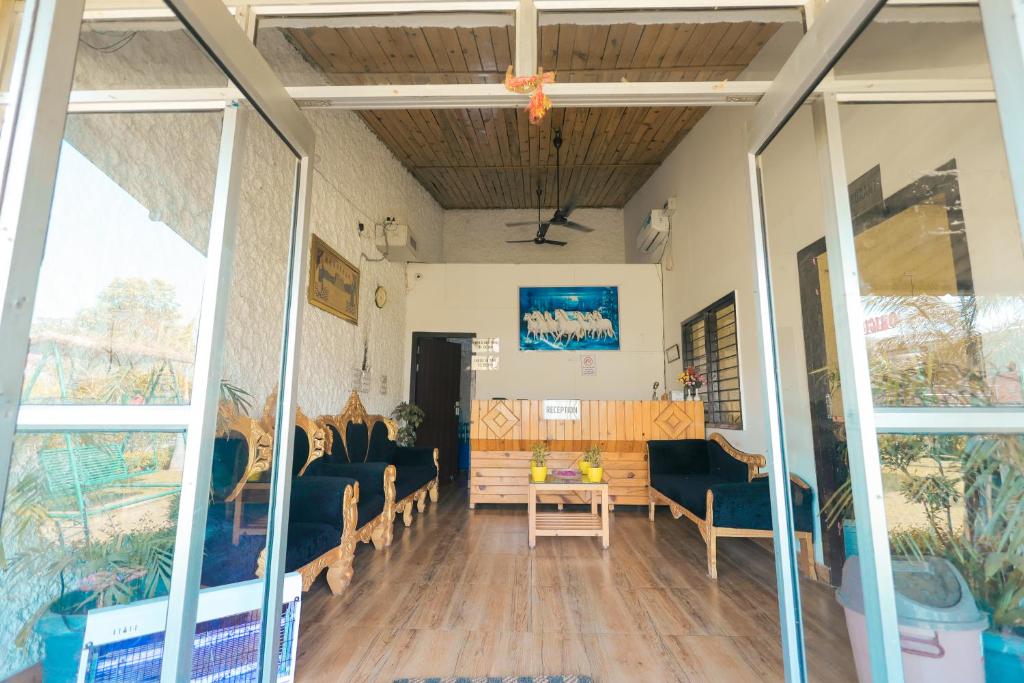 Brar Tiger Resort Corbett의 깔끔하고 현대적인 레스토랑 내부 전경