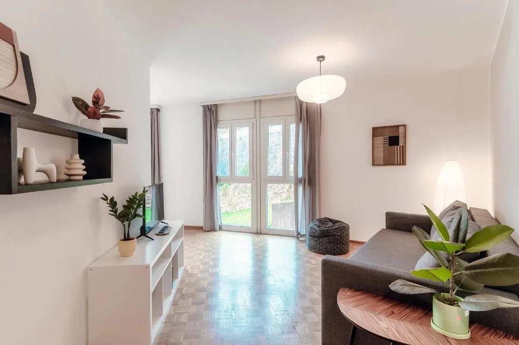 Pink Flat 2 by Quokka 360 - At the border of Switzerland, hotel in Chiasso