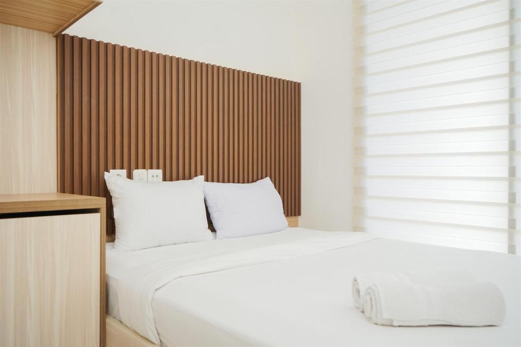 Comfy and Minimalist Studio at Sky House BSD Apartment By Travelio, Tangerang