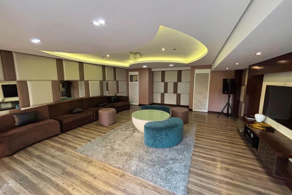 Shared lounge/TV area