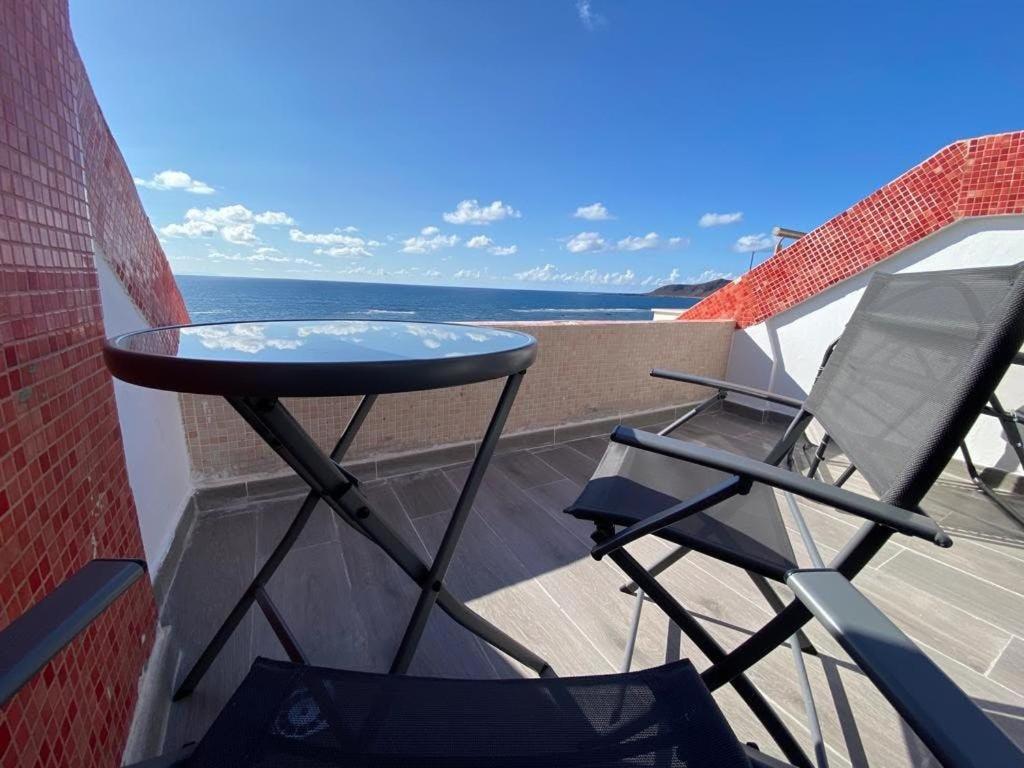 Modern Beachfront Studio with Balcony Views NEW, Las Palmas de Gran Canaria