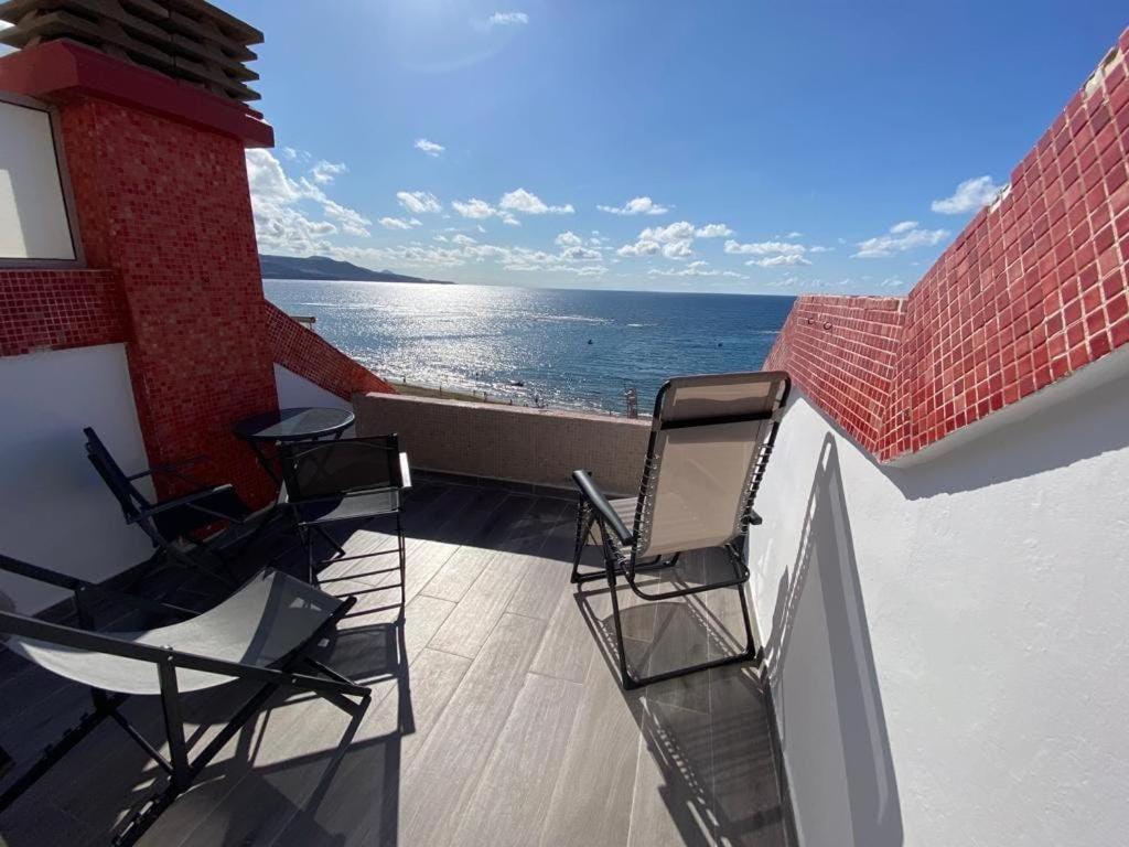 Modern Beachfront Studio with Balcony Views NEW - 2