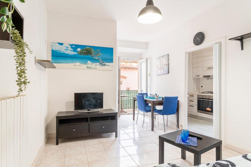 Comfy Apartment with Balcony near the Sea!, Livorno