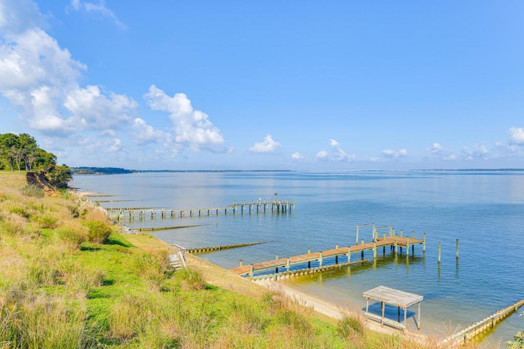 Pet-Friendly Gem with Private Dock in Deltaville!, Deltaville