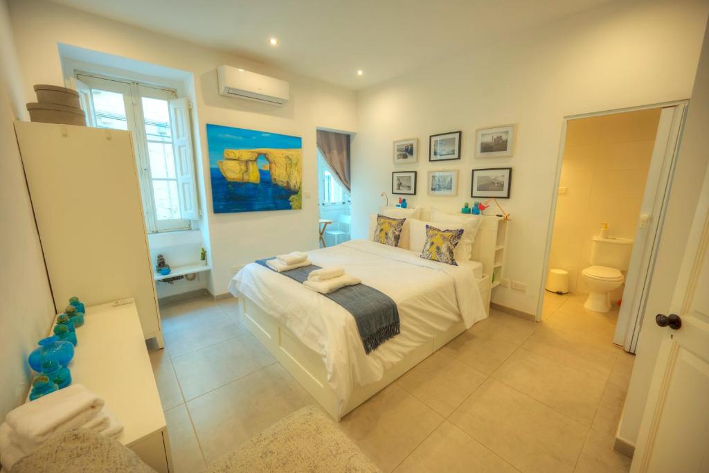 Seaview Sliema 30 seconds to High Street & Ferry, 2x Double En-suite Bedrooms, Modern Whole Traditional Townhouse, Kitchen, Living Area, & Roof Terrace, Sliema