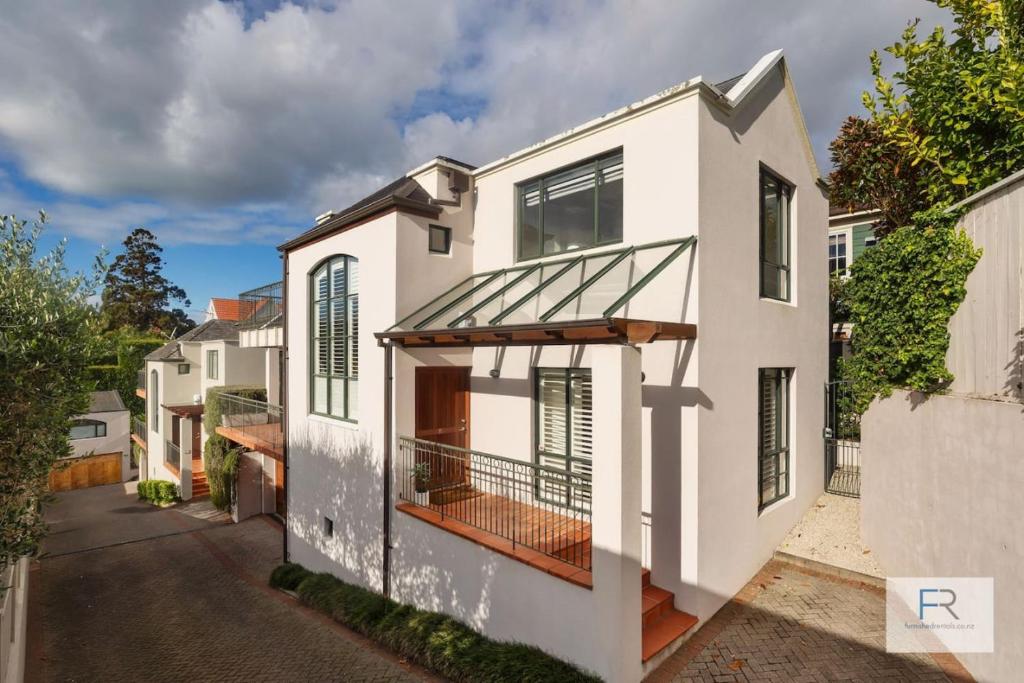Beautiful Parnell Home with seaviews, Окленд