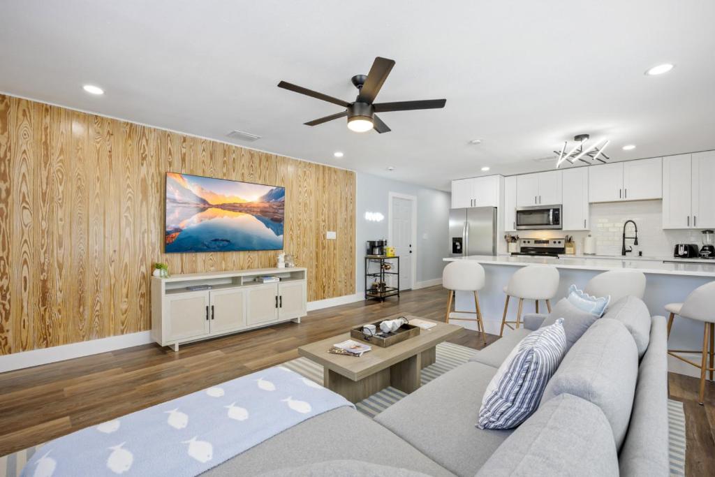 The Shark Tank Cocoa Beach - Coastal Modern, Downtown, 5-Min Walk to Beach, Shops & Bars, Cocoa Beach