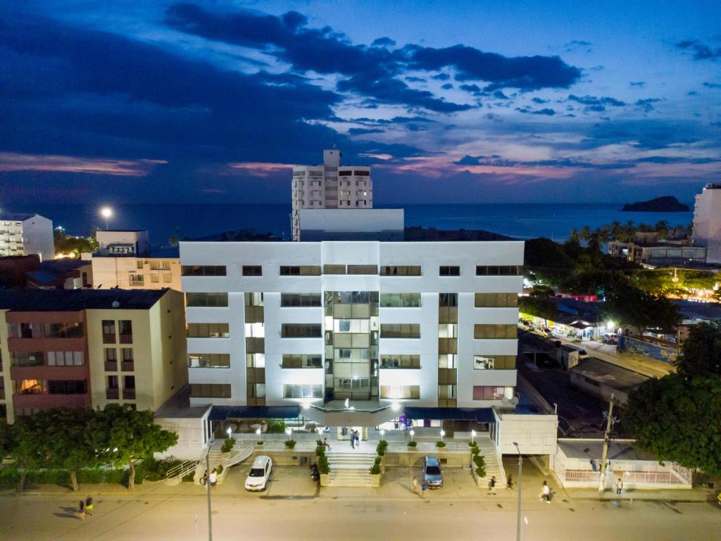 Hotel Axis Inn By GEH Suites - 2